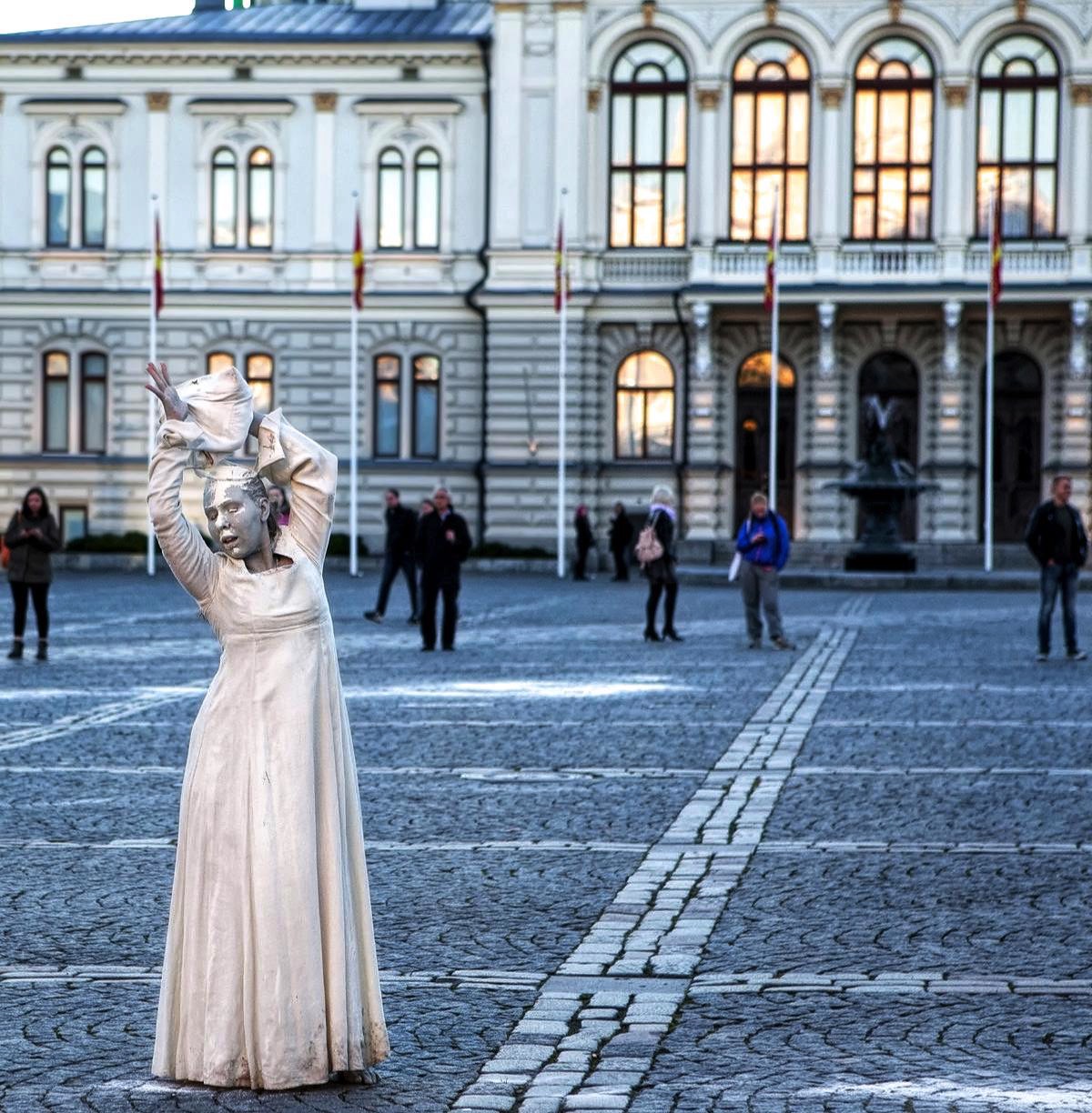 Maria Salangina tanssii Tampereen keskustorilla. Kuva Liisa Mäkinen